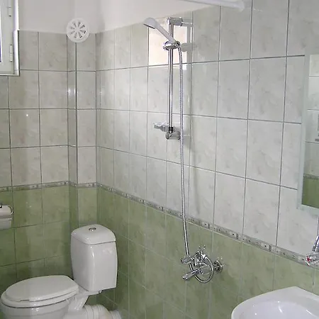 Konukevi Karadzhovy 2*