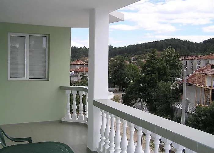 Karadzhovy Affittacamere 2*